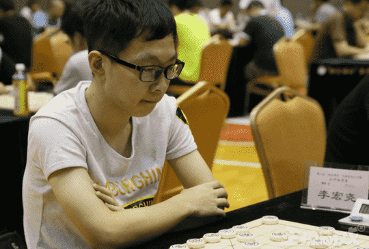 48岁老阿姨有多强?玩DOTA2堵泉水被杀70次,还能夸对面打得好